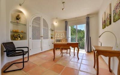 Прекрасная вилла в тихом зеленом районе.